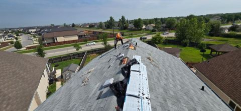 Asphalt shingle roof replacement in Winnipeg - Kab Boot Pro