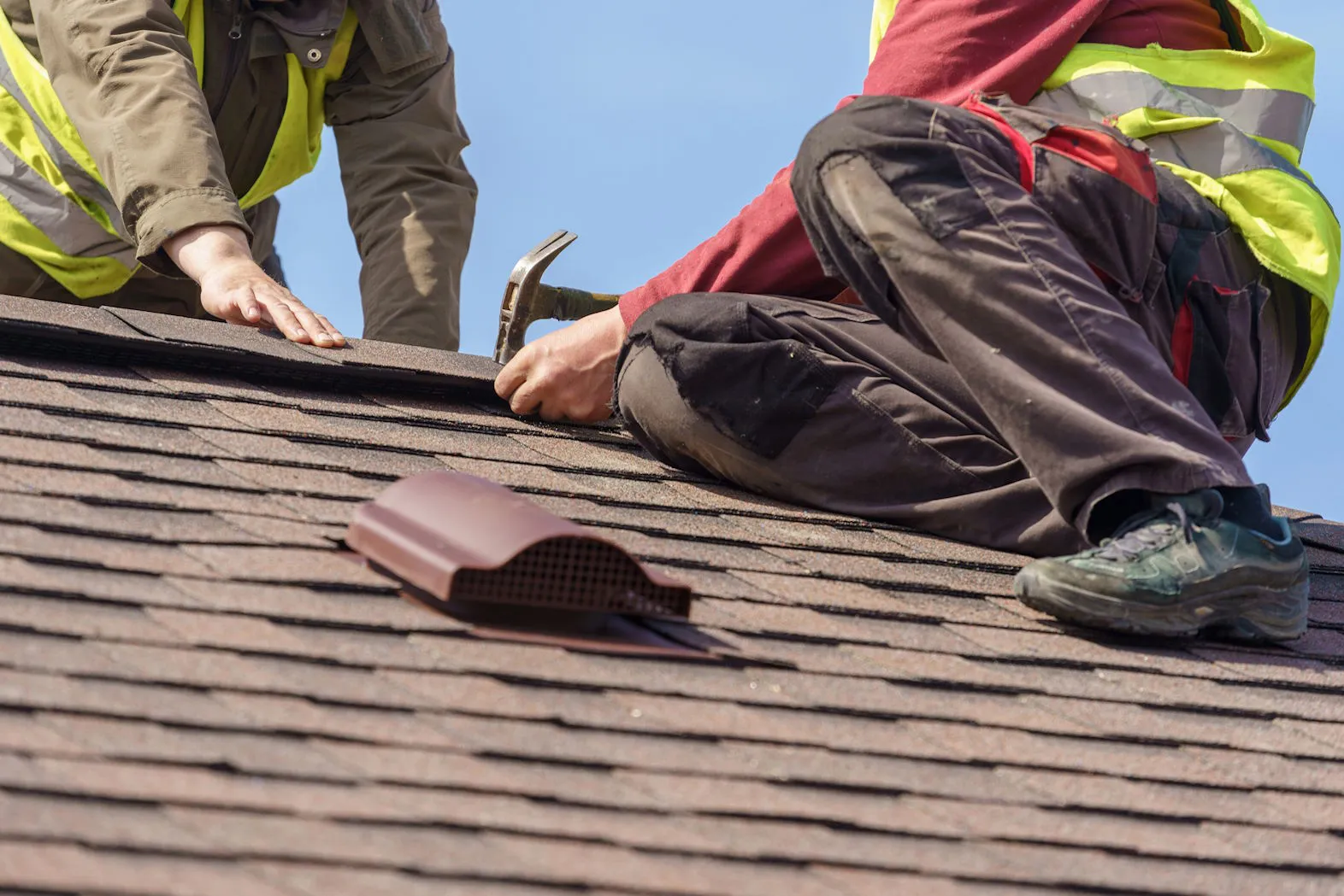 asphalt-roof-shingle-installation-and-replacement-near-me-winnipeg-kab-boot-pro-1572×1049-1